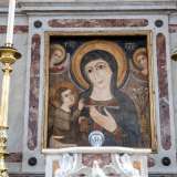  Sopra l�altare � posta una tavola ritraente la Madonna della Porta 